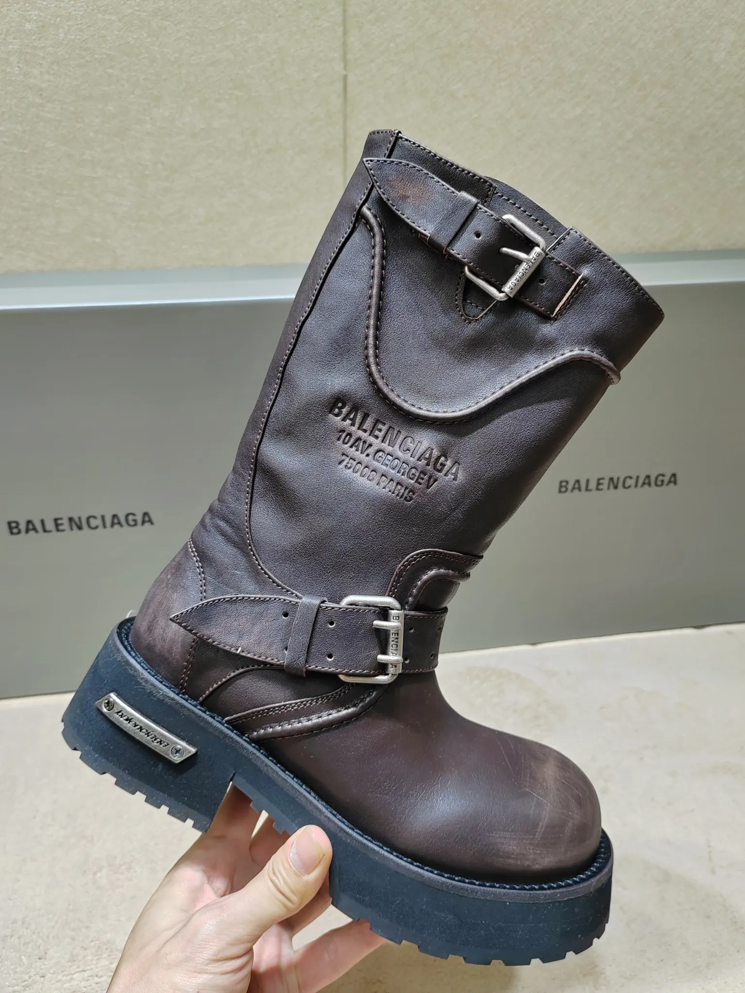 👟👟Ex-factory price 1020👟👟 Balenciaga Balenciaga 25FWVenom Couple Style High Boots Mid-calf boots Please look for the high version. This design is unique with straps and belt elements as highlights. Not only can the boots be firmly attached to the foot, but the tightness can also be adjusted at will. In terms of details, the brand's iconic distressed hardware is used throughout. Cleverly creating a retro wear effect, highlighting individual attitude and matching with thick toothed rubber soles, it not only ensures wearing comfort, but also strengthens the overall sense of fashion and recognition. Venom high boots are undoubtedly a fashion item not to be missed this season. They will add unique charm to fashion lovers' outfits and lead a new round of fashion. Boot height is 270mm. The upper layer of cowhide is distressed. The lining is water-dyed cowhide. Outsole height is 5CM. Original open-molded leather welt combination outsole. Size: 35-40 (custom-made size 40 cannot be returned or exchanged)